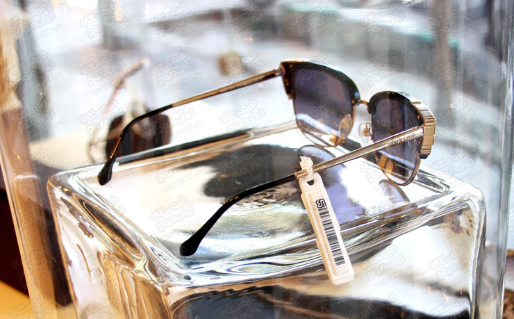 تگ-عینک-تگ-ضد-سرقت-نصب شده-روی-عینک-تگ-آچاری-تگ-مغناطیسی
